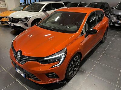 Usata Renault Clio V Techno 101 CV (74 kW) 2022 Arancione Berlina