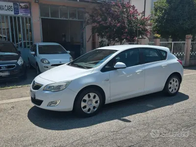 Usata Opel Astra Enjoy 100 CV (73 kW) 2010 Bianco Berlina