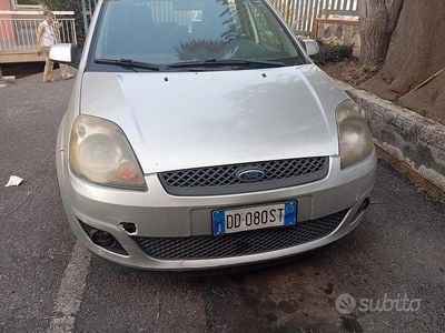 Usata Ford Fiesta 68 CV (50 kW) 2006 Grigio Utilitaria