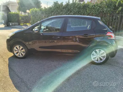 Usata Peugeot 208 Access 68 CV (50 kW) 2014 Nero Utilitaria