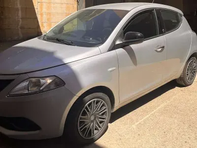 Usata Lancia Ypsilon 69 CV (50 kW) 2018 Argento Utilitaria