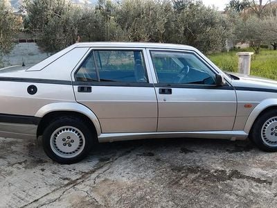 Usata Alfa Romeo 75 148 CV (108 kW) 1989 Grigio Berlina