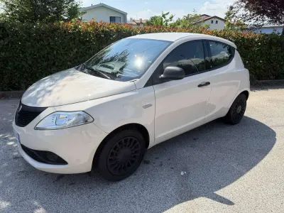 Usata Lancia Ypsilon Gold 69 CV (50 kW) 2018 Beige Utilitaria