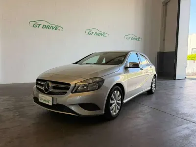 Usata Mercedes A180 109 CV (80 kW) 2015 Argento metallizzato Utilitaria