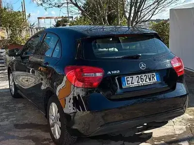 Usata Mercedes A180 109 CV (80 kW) 2015 Nero Utilitaria