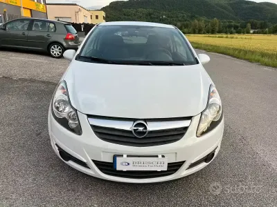 Usata Opel Corsa Edition 75 CV (55 kW) 2010 Bianco Utilitaria