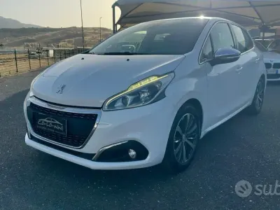 Usata Peugeot 208 Allure 100 CV (73 kW) 2015 Bianco Utilitaria