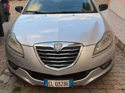 Usata Lancia Delta Gold 105 CV (77 kW) 2012 Utilitaria