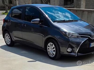 Usata Toyota Yaris 90 CV (66 kW) 2014 Grigio Utilitaria