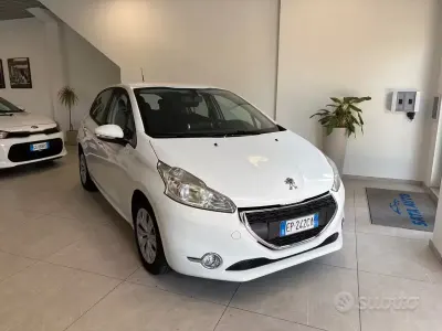 Usata Peugeot 208 Allure 95 CV (69 kW) 2014 Bianco Utilitaria