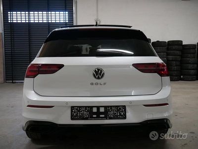Begagnad VW Golf VIII R-line 149 HK (109 kW) 2023 Vit Sedan