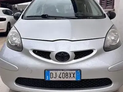 Usata Toyota Aygo 68 CV (50 kW) 2007 Grigio Utilitaria
