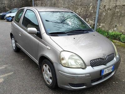 Usata Toyota Yaris 65 CV (47 kW) 2003 Grigio Utilitaria