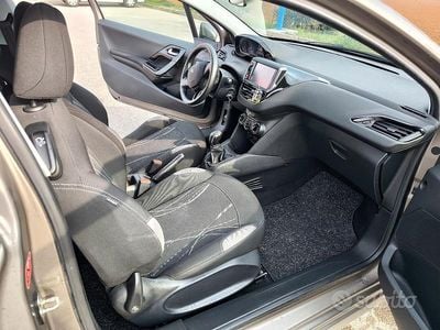 Usata Peugeot 208 82 CV (60 kW) 2013 Marrone Utilitaria