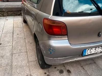 Usata Toyota Yaris 65 CV (47 kW) 2003 Grigio Berlina