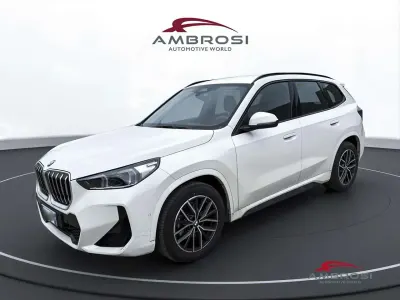 Nuova BMW X1 M Sport 245 CV (180 kW) 2026 Alpin white pastello SUV
