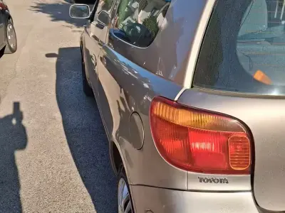 Usata Toyota Yaris 65 CV (47 kW) 2005 Grigio Utilitaria