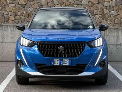Usata Peugeot 2008 GT 155 CV (114 kW) 2021 Blu/azzurro SUV