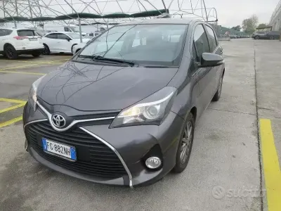 Usata Toyota Yaris Lounge 69 CV (50 kW) 2016 Grigio Utilitaria