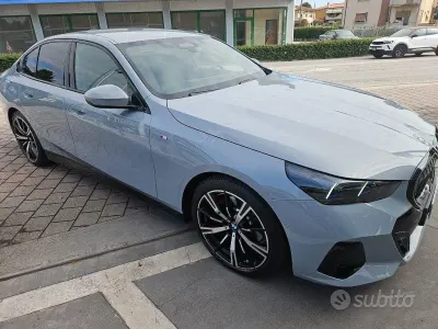 Usata BMW 520 M Sport 197 CV (144 kW) 2024 Grigio pastello Berlina