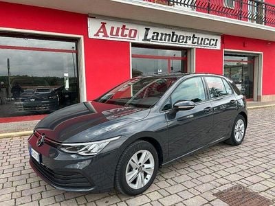 Begagnad VW Golf VIII Life 131 HK (96 kW) 2022 Grå Sedan