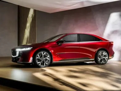 Nuova Mazda 6e Takumi-Line 180 kW (245 CV) 2025 Argento Berlina