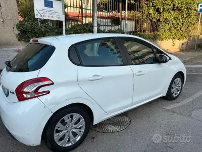 Usata Peugeot 208 Active 68 CV (50 kW) 2013 Bianco Utilitaria