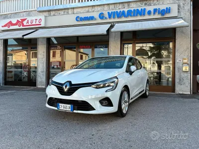 Używany Renault Clio V Business 65 KM (47 kW) 2021 Biały Sedan/Limuzyna