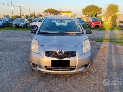 Usata Toyota Yaris 69 CV (50 kW) 2006 Grigio Berlina