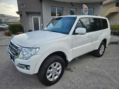 Usata Mitsubishi Pajero Instyle 190 CV (139 kW) 2016 Bianco SUV