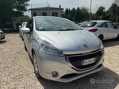 Usata Peugeot 208 82 CV (60 kW) 2013 Nero Utilitaria