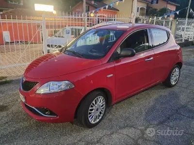 Usata Lancia Ypsilon Gold 69 CV (50 kW) 2017 Rosso Utilitaria