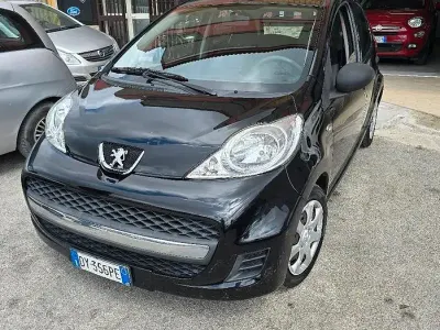 Käytetty Peugeot 107 68 HP (50 kW) 2009 Musta Viistoperä