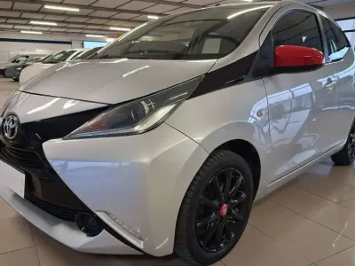 Usata Toyota Aygo X-wave 69 CV (50 kW) 2017 Argento metallizzato Utilitaria