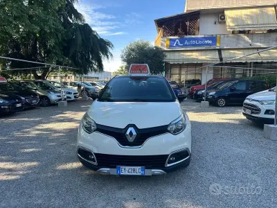 Usata Renault Captur 90 CV (66 kW) 2015 Beige SUV
