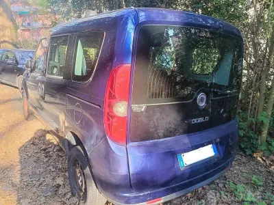 Usata Fiat Doblò 90 CV (66 kW) 2010 Blu Monovolume