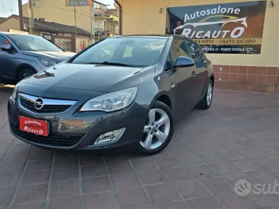 Usata Opel Astra Cosmo 100 CV (73 kW) 2011 Grigio Berlina