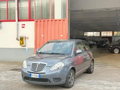 Usado Lancia Ypsilon 60 CV (44 kW) 2010 Gris Utilitario