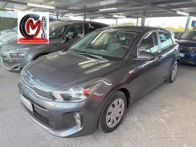 Usata Kia Rio 82 CV (60 kW) 2017 Gray Berlina