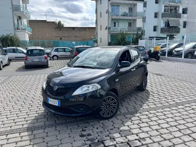 Usado Lancia Ypsilon Gold 69 HP (50 kW) 2018 Preto Citadino