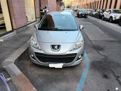 Usata Peugeot 207 73 CV (53 kW) 2010 Argento Berlina