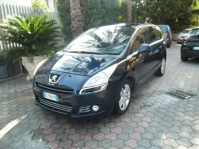 Usado Peugeot 5008 109 HP (80 kW) 2010 Azul Monovolume