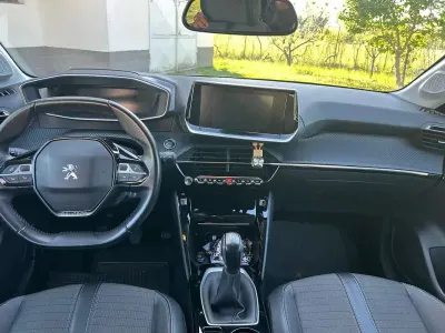 Begagnad Peugeot 208 Allure 75 HK (55 kW) 2021 Vit Halvkombi