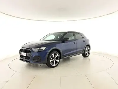 Nuova Audi A1 Ambiente 116 CV (85 kW) 2025 Grigio chronos metallizzato nero mito metallizzato SUV
