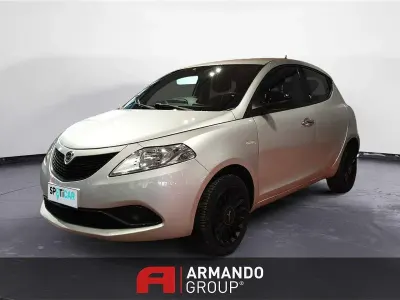 Begagnad Lancia Ypsilon Gold 69 HK (50 kW) 2019 Grå Halvkombi