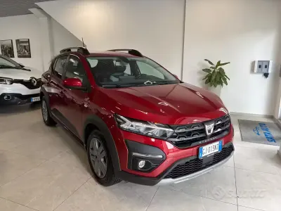 Usata Dacia Sandero Essentiel 101 CV (74 kW) 2022 Rosso SUV