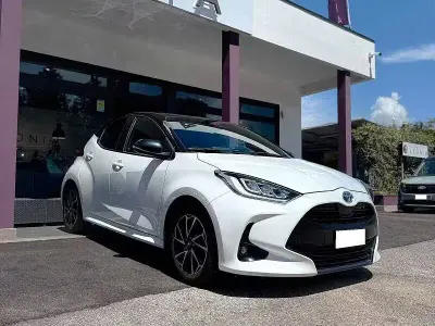 Usata Toyota Yaris Hybrid Style 92 CV (67 kW) 2022 Pearl white  bi tone Berlina