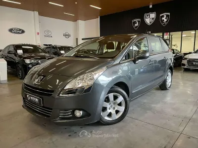 Usado Peugeot 5008 Business-Line 109 HP (80 kW) 2010 Cinzento Monovolume
