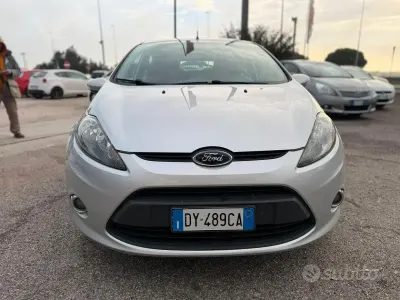 Begagnad Ford Fiesta 60 HK (44 kW) 2012 Grå Sedan