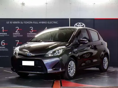 Usata Toyota Yaris Hybrid Lounge 75 CV (55 kW) 2014 Grigio Berlina
